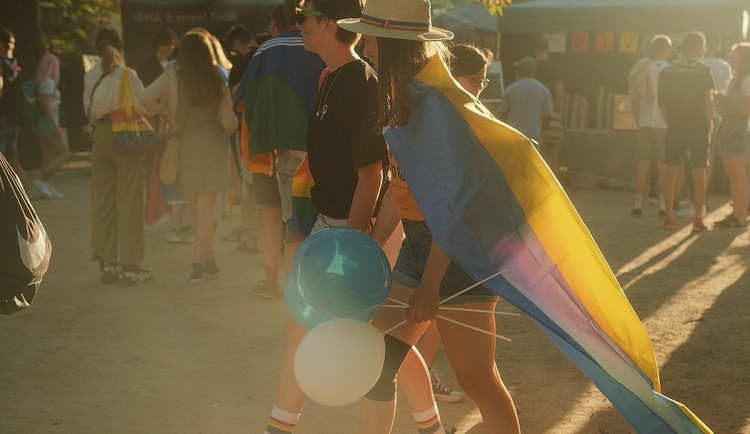 FOTOGALERIE: Praha září duhou. Proběhlo slavnostní zahájení Prague Pride