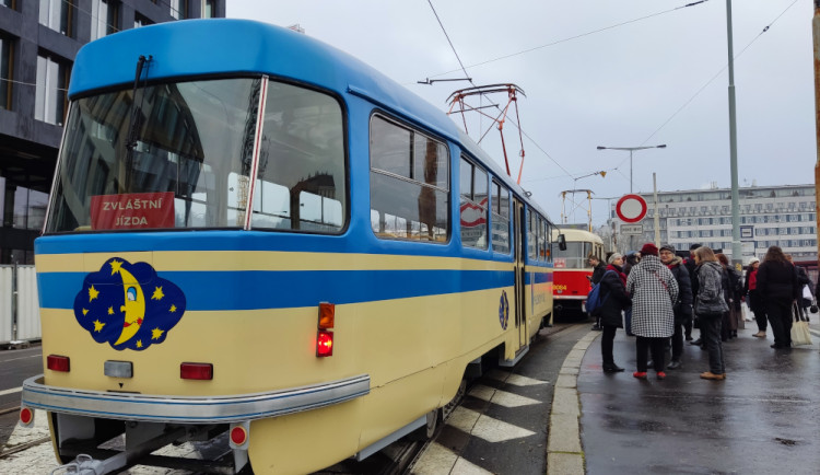 FOTOGALERIE: Kultovní tramvaje slaví narozeniny, Prahou projel jejich průvod