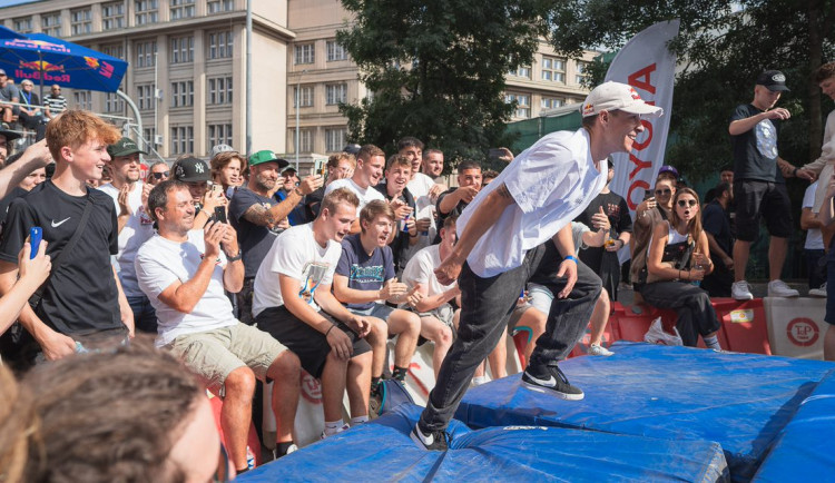 FOTOGALERIE: Letnou se prohnali skateboardisti. Na nebezpečný sjezd se vydalo na 20 závodníků